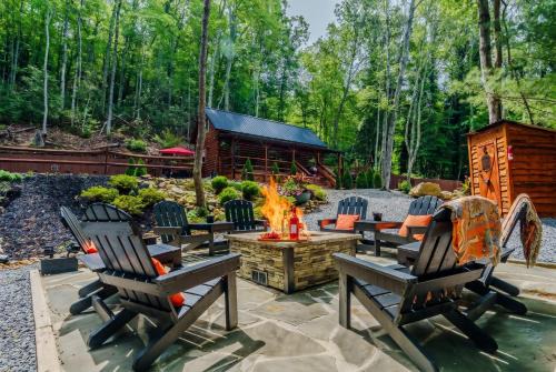 Luxury in the Smokey Mountains with Hot Tub Pet Friendly