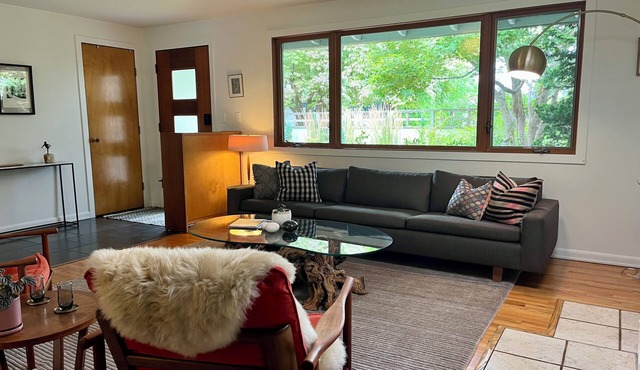 Mid-Century Modern Nature Retreat near Sellwood in SE Portland