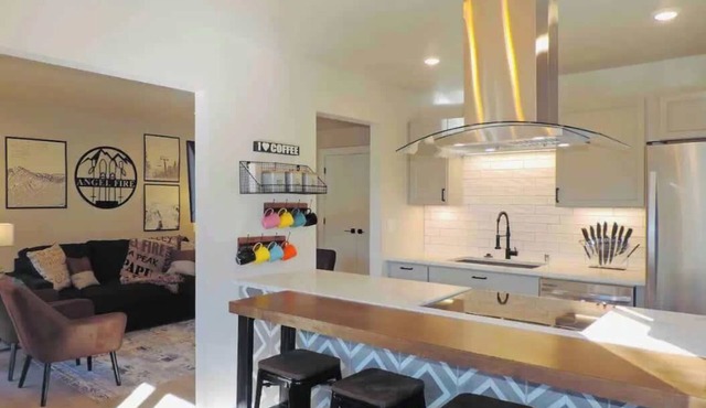 Modern getaway! Relax, bike, hike, and shred!