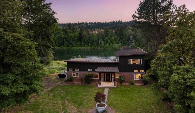 Pacific Northwest Luxury with 270° River Views, Hot Tub, Billiards, Shuffleboard, Karaoke, BBQ
