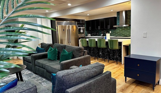 Peacock Inn 8 Bdr X 4 Bth 14 Bds