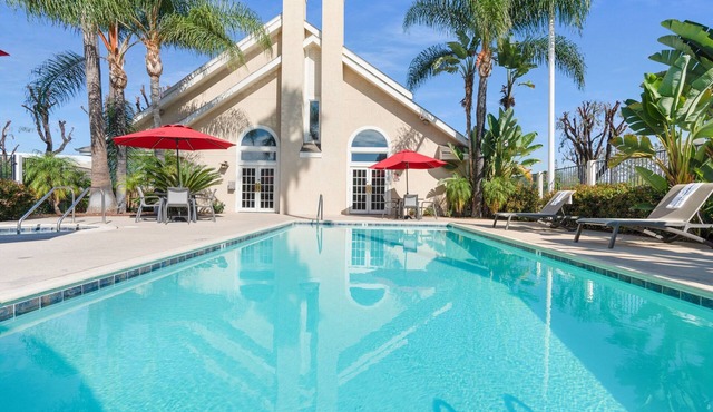 Pet-Friendly 1BR Suite w/Full Kitchen & Pool | 3 mi to Redwood Grove Trail