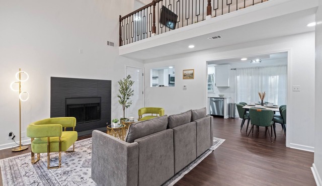 Pet Friendly 4BR ,Family Home,Deck,Fenced Yard, Game Lounge, near Truist Ctr