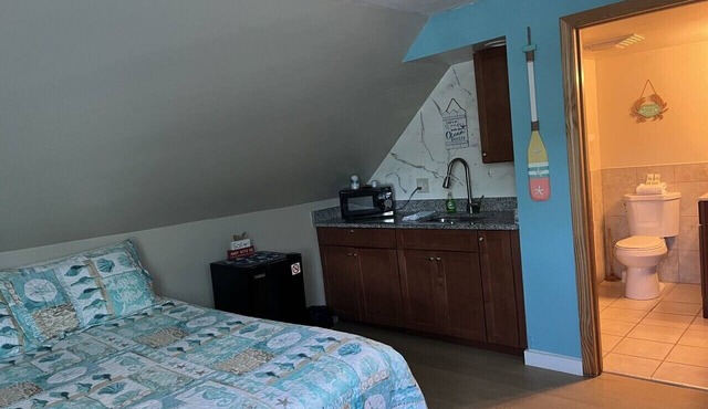 Pine View Lodge Old Orchard Beach - Attic Studio with 1 Queen size Bed