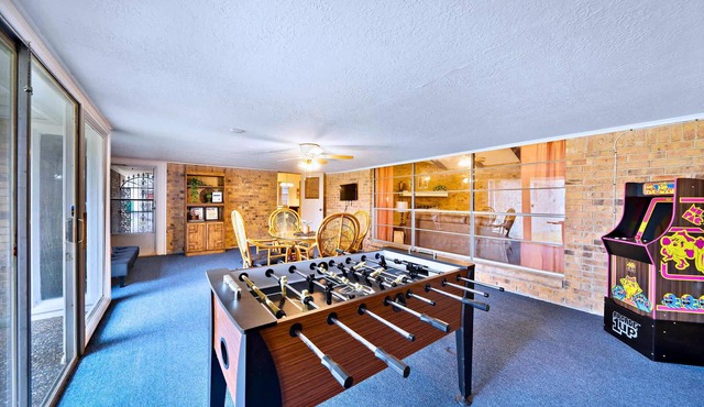 Retro Arcade Cabin, Sunroom & Views