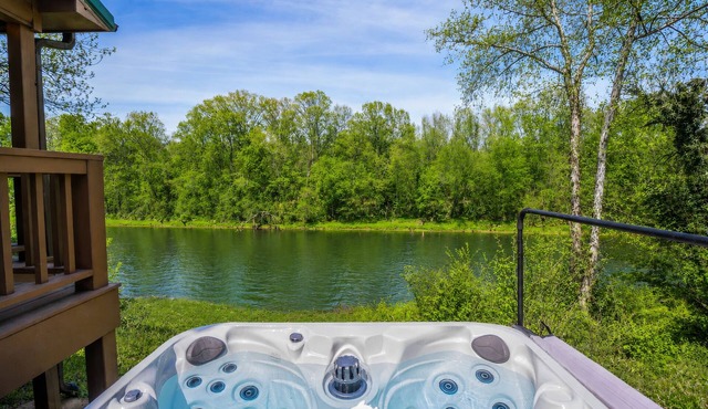Riverfront Little Red Cabin, Hot Tub, Trout Fishing, Views & Boat Access