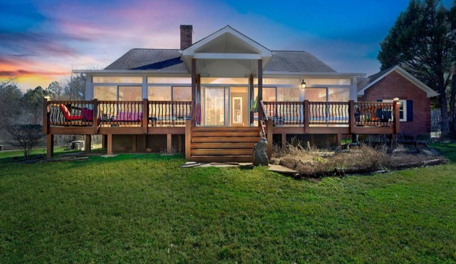 Rustic Elegance: Farmhouse Retreat in Covington by RedAwning