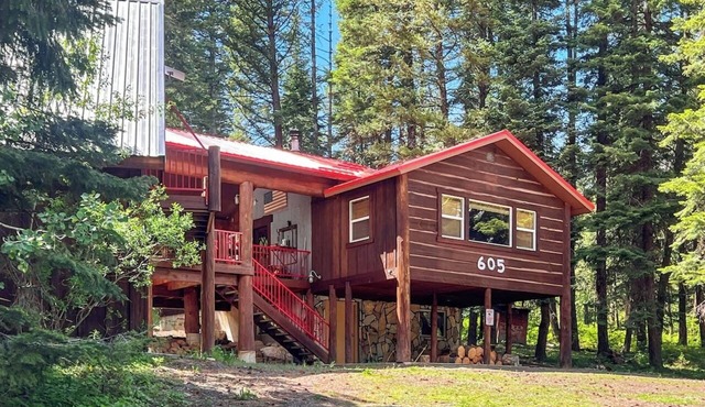 Rustic Log Cabin Retreat Near Lake Cascade