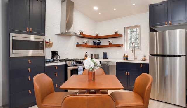 Six Cabins on the same property- King Beds, AC, Firepit, Smores, Sledding