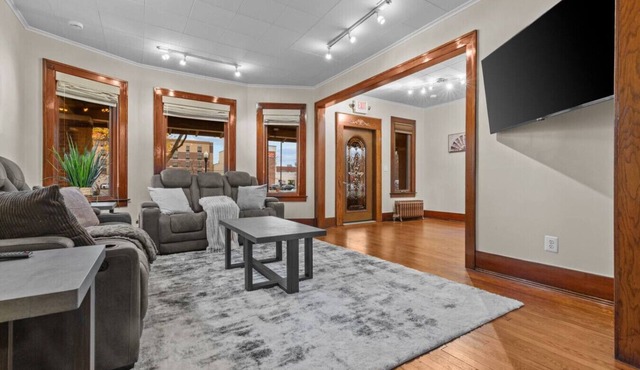 Spacious 4-Bed Retreat in Dearborn – Sleeps 10!
