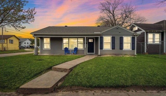 Spacious 4BR Family Home: BBQ | Baytown | NASA