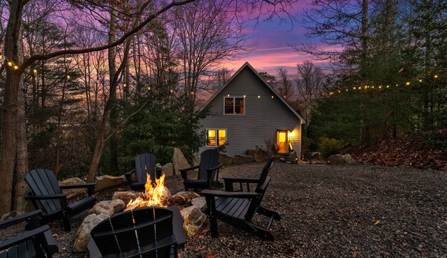 Spacious A-Frame Cabin w/Air Hockey, Fire Pit, HUGE deck