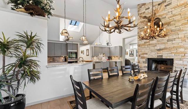 Spacious Condo Overlooking Keystone Lake w/2 Private Balconies & Fireplaces!