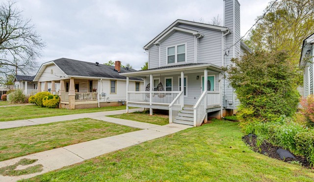 Spacious Family Retreat Near Airport