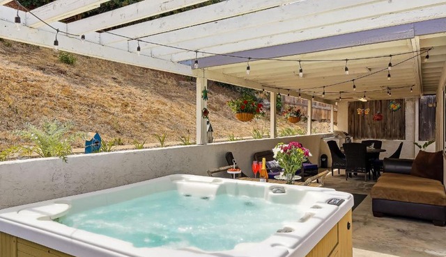 Spacious Home with Jacuzzi BBQ & Foosball