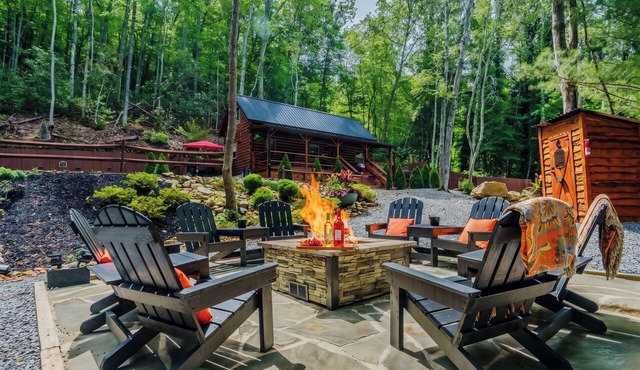 Starlit Serenity in the Smokey Mountains w Hot Tub and Pet Friendly