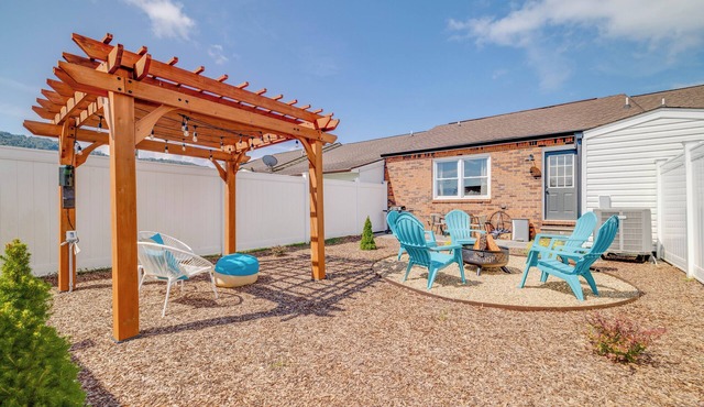 STYLISH CONDO, sleeps 6, private fenced in back yard with pergola and fire pit.