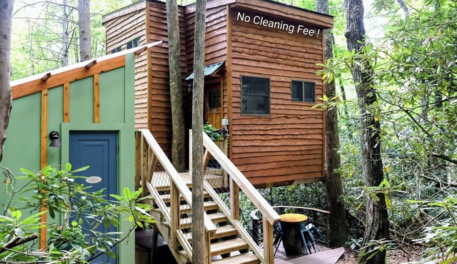 The Hidden Hemlock Treehouse: Sleep cozy among the trees with a waterfall view