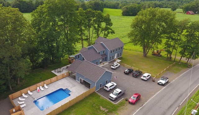 THE RED DOOR LODGE-I HUGE SLEEP 30 Heated pool NEAR DREAMSPARK & Ommegang brew