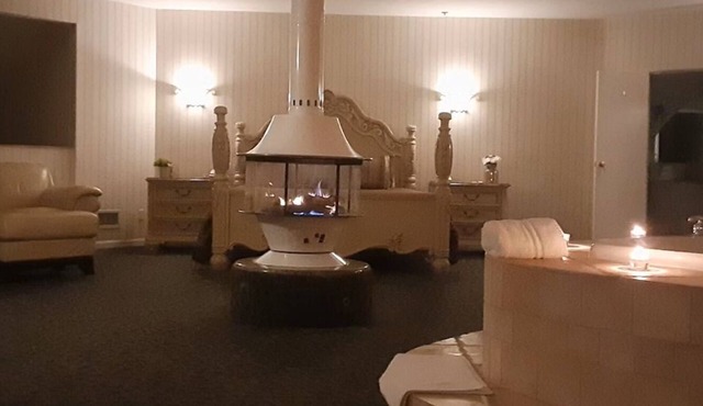 Two Floor Suite w/King Bed & Lake View | Free Parking | Free Breakfast