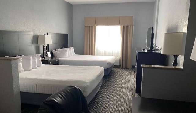Two Queen w/Bunk Beds | Free Breakfast | Direct Pool w/Slide & Jacuzzi Access