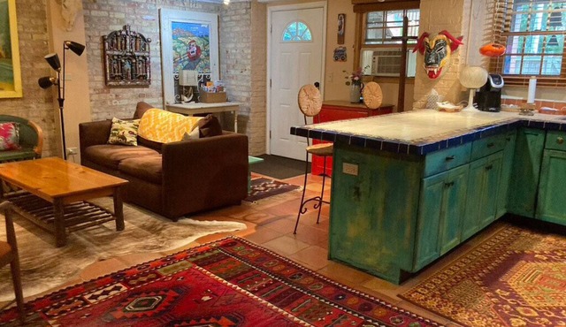 Unique Apt. in Upscale Evanston with Easy Access to Chicago