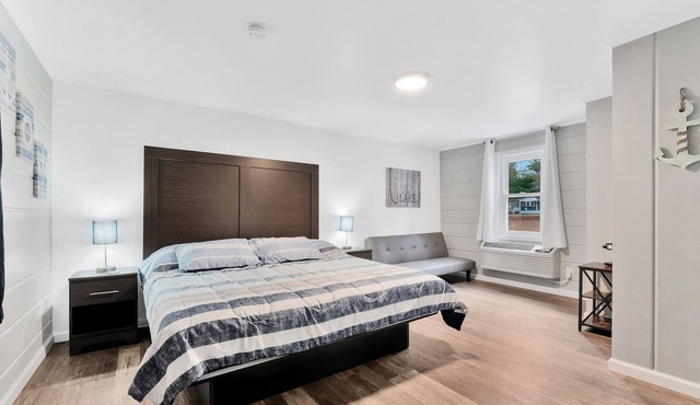 Updated Room #4 - 1 King Bed, Couch, All New Furnishings, Fast WiFi!