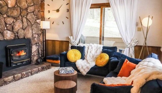 Welcome to the Frosty Pines Chalet! A Charming-chic 2 Bed/1 Bath Condo!