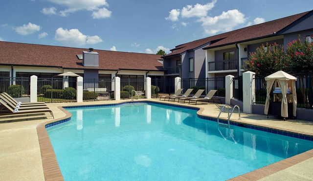 Your Home Away From Home! 4 Relaxing Units, Pool, Free Parking, Pets Allowed