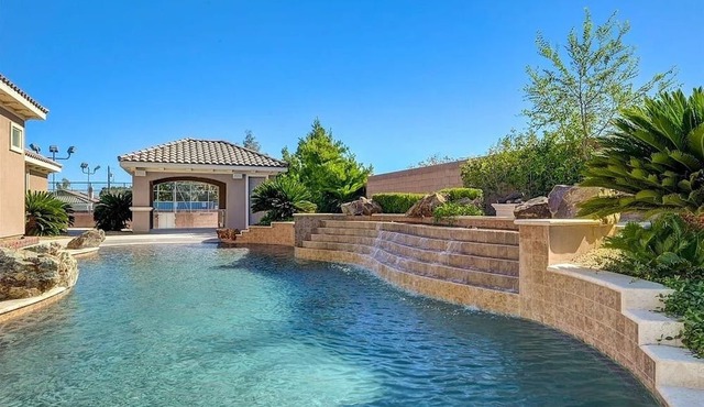 9BR/5BA Exquisite Villa - Beach-Entry Pool, Spa, Pickleball ★